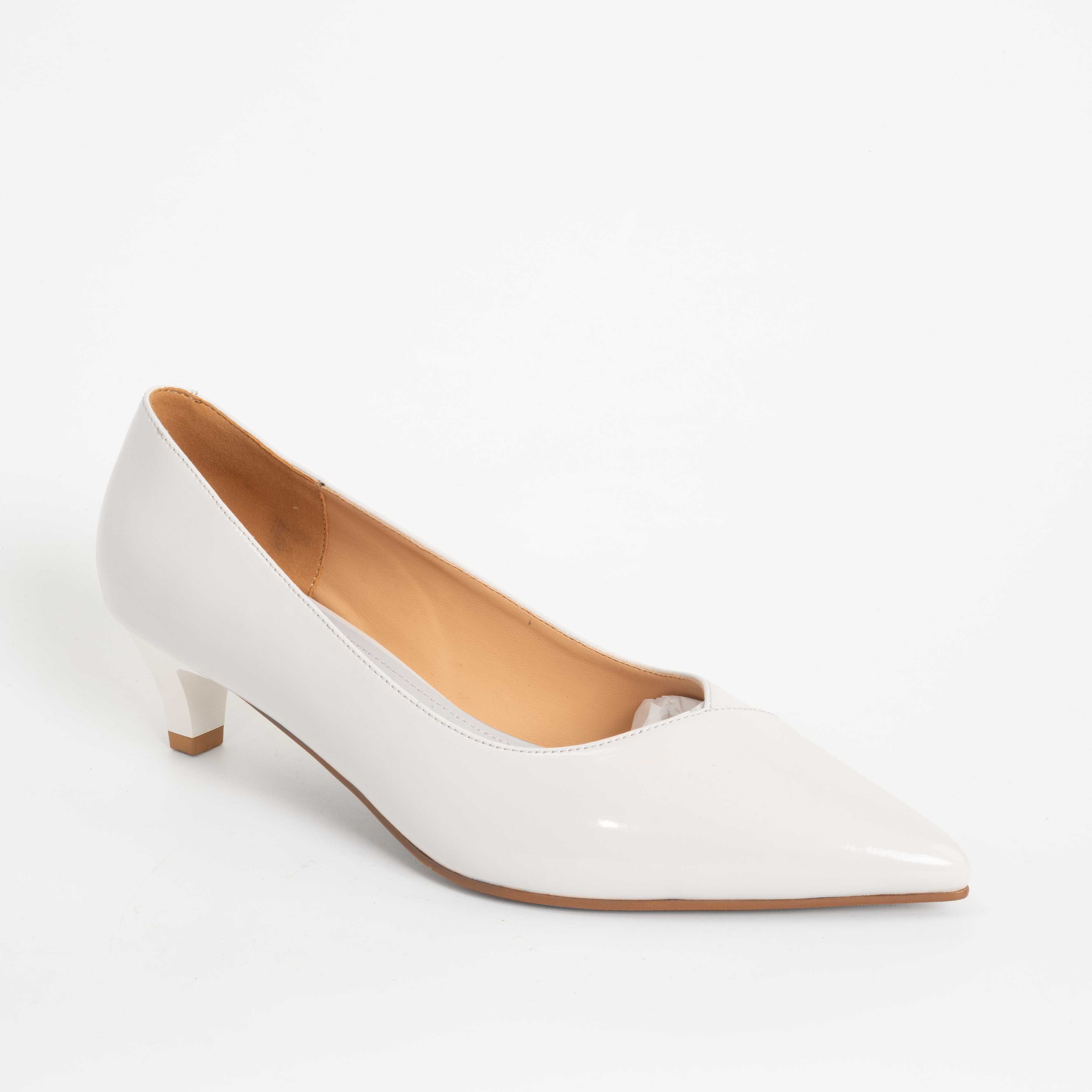 NEW Women low heeled pumps with beige patent leather