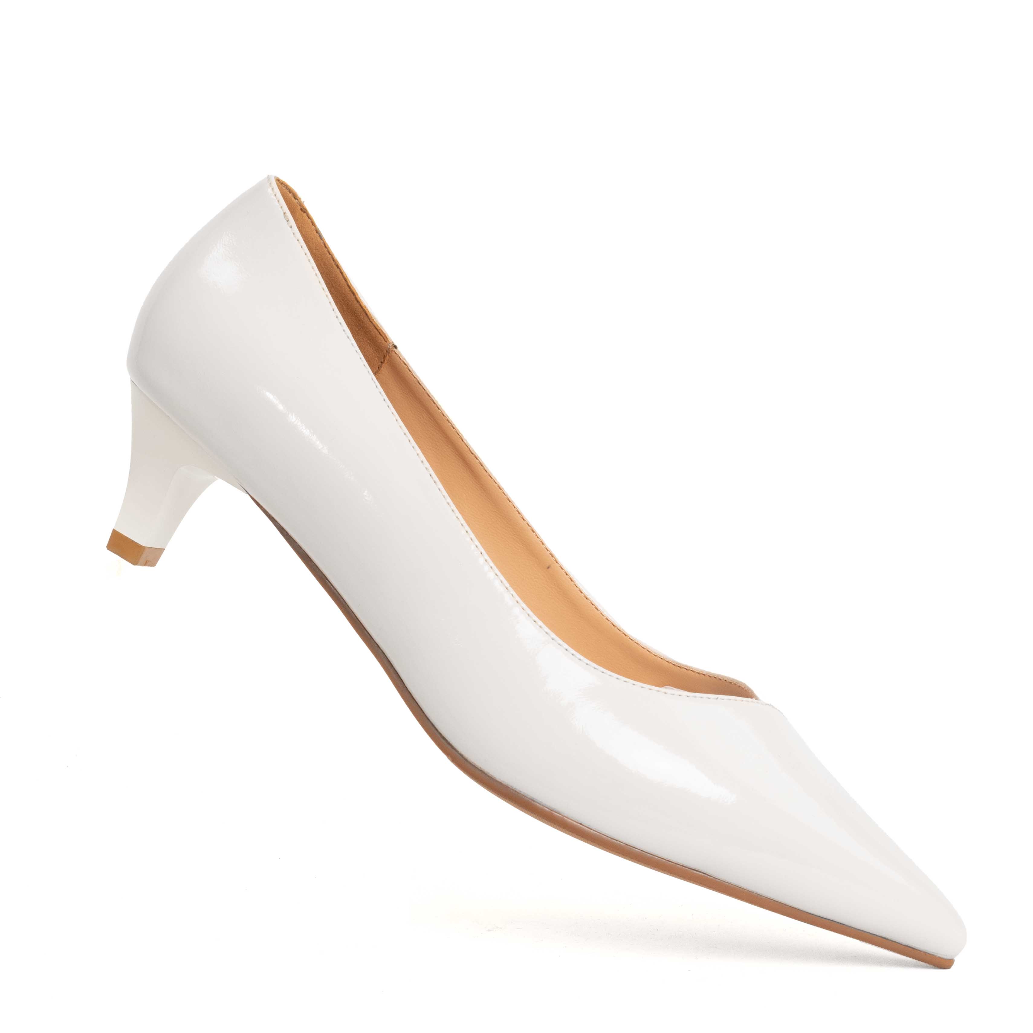 NEW Women low heeled pumps with beige patent leather