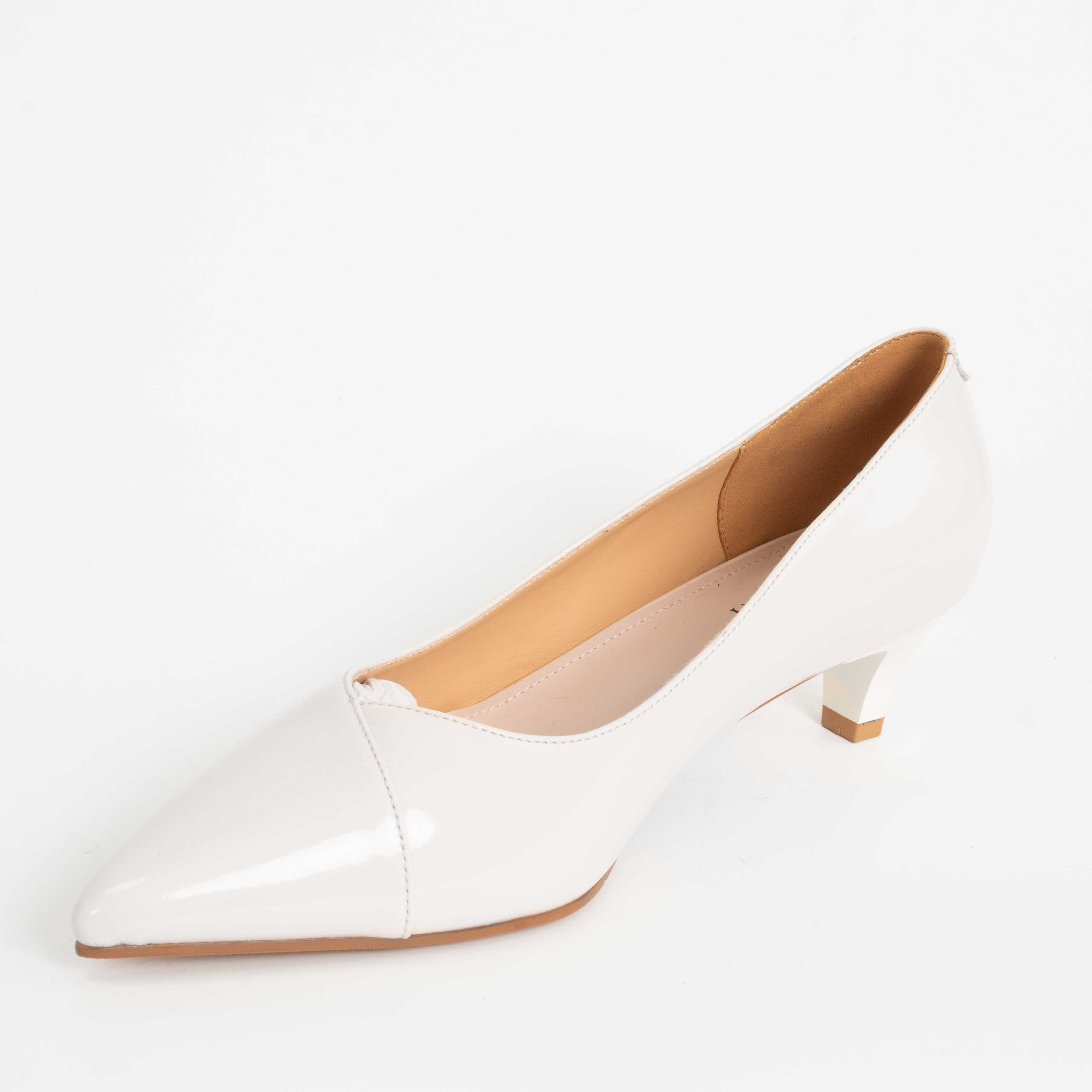 NEW Women low heeled pumps with beige patent leather